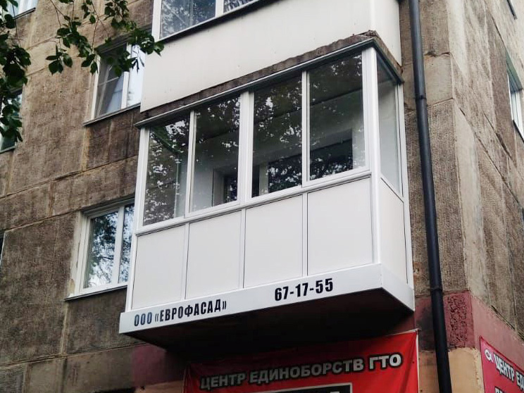 Шкафчик пластиковый на балконе в Кемерове
