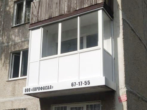 Шкафчик пластиковый на балконе в Кемерове